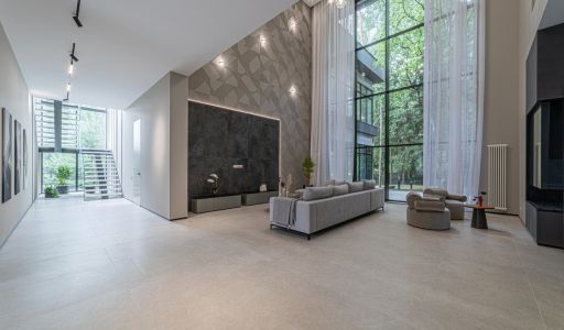 Дом с бассейном в Ренессанс парк