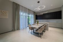 Дом с бассейном в Ренессанс парк