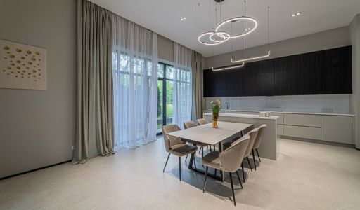 Дом с бассейном в Ренессанс парк