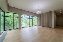 Дом с бассейном в Ренессанс парк