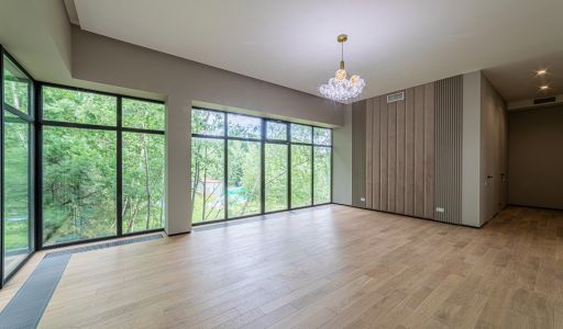 Дом с бассейном в Ренессанс парк