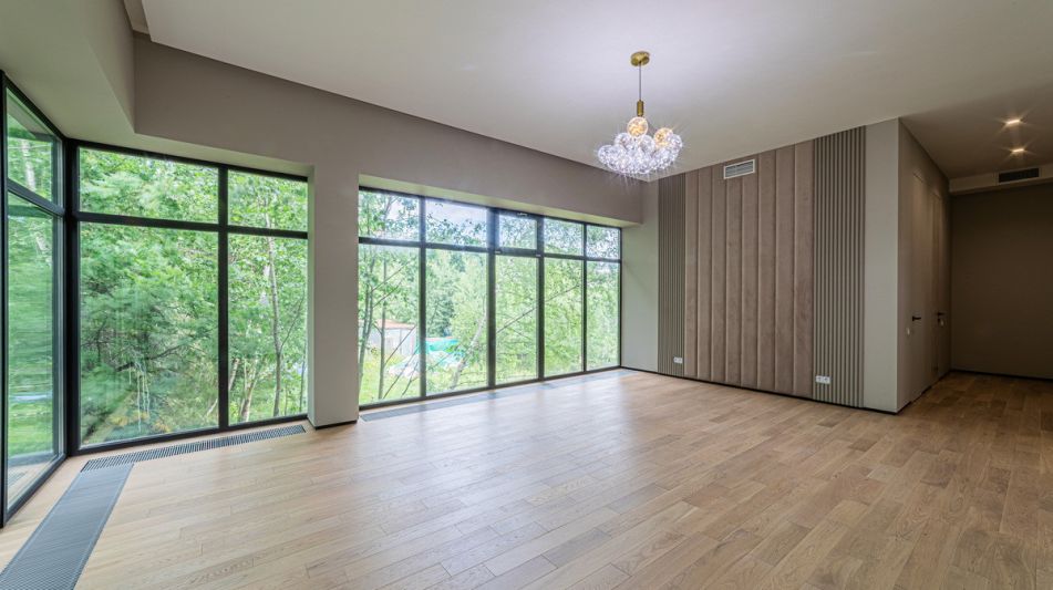 Дом с бассейном в Ренессанс парк