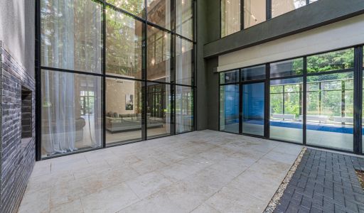 Дом с бассейном в Ренессанс парк