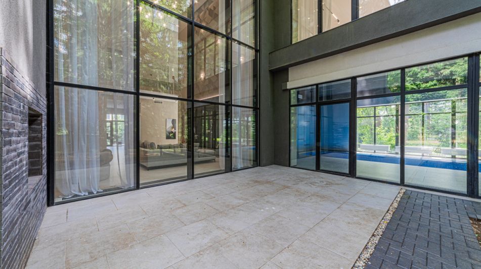 Дом с бассейном в Ренессанс парк