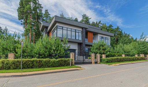 Дом с бассейном в Ренессанс парк