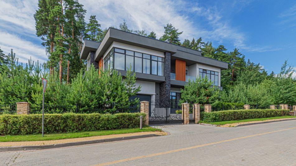 Дом с бассейном в Ренессанс парк