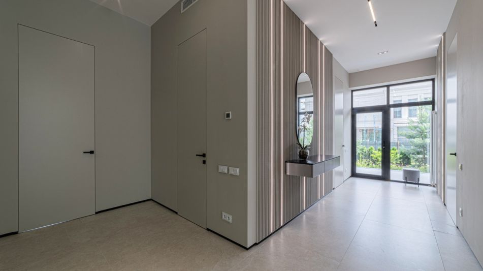 Дом с бассейном в Ренессанс парк