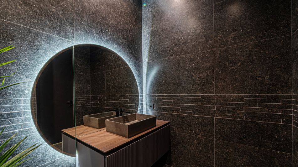 Дом с бассейном в Ренессанс парк