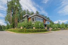 Дом с бассейном в Ренессанс парк