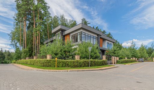 Дом с бассейном в Ренессанс парк