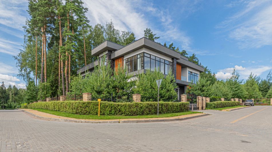 Дом с бассейном в Ренессанс парк