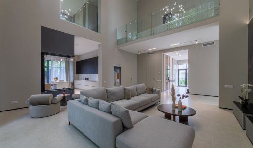 Дом с бассейном в Ренессанс парк