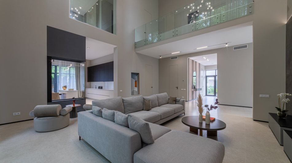 Дом с бассейном в Ренессанс парк