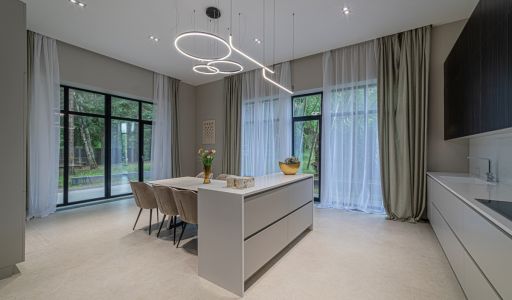 Дом с бассейном в Ренессанс парк