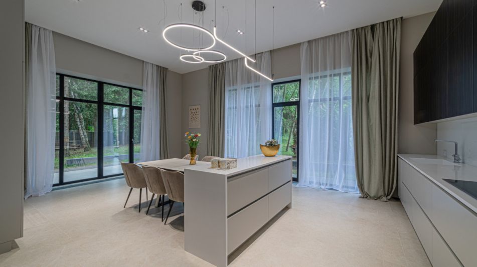 Дом с бассейном в Ренессанс парк