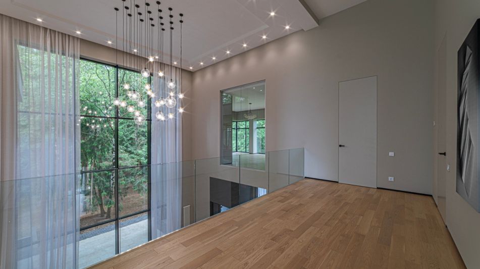 Дом с бассейном в Ренессанс парк