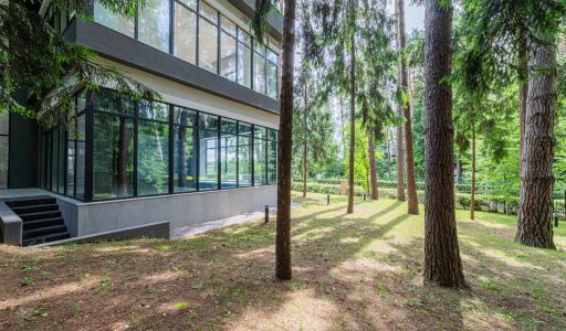 Дом с бассейном в Ренессанс парк