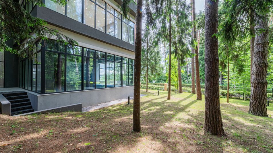 Дом с бассейном в Ренессанс парк