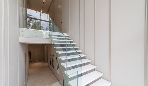 Дом с бассейном в Ренессанс парк