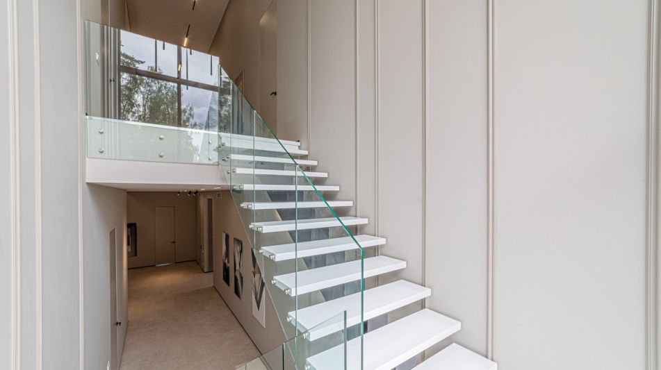 Дом с бассейном в Ренессанс парк