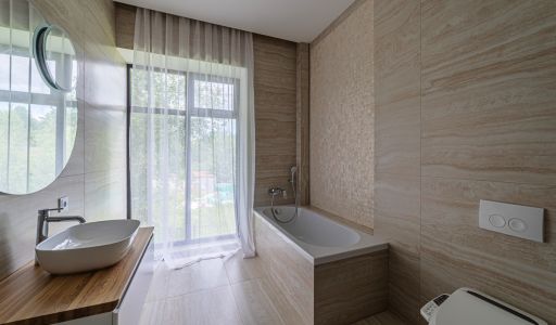 Дом с бассейном в Ренессанс парк