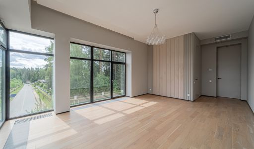 Дом с бассейном в Ренессанс парк