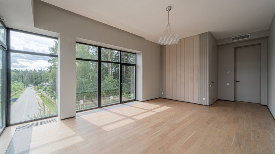 Дом с бассейном в Ренессанс парк