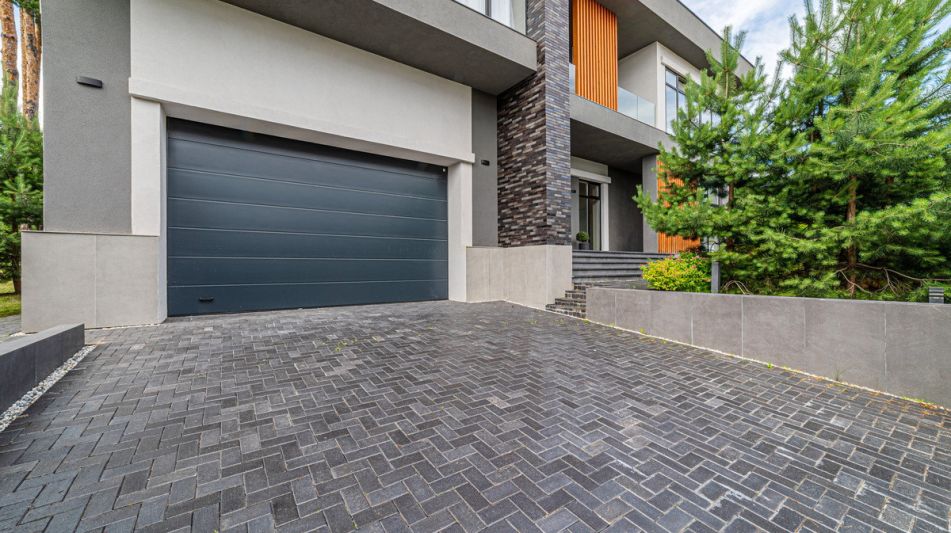 Дом с бассейном в Ренессанс парк