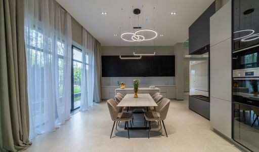 Дом с бассейном в Ренессанс парк