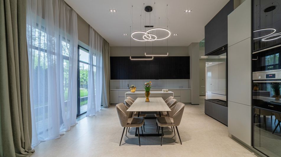 Дом с бассейном в Ренессанс парк