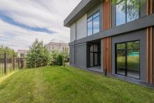 Дом с бассейном в Ренессанс парк