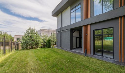 Дом с бассейном в Ренессанс парк