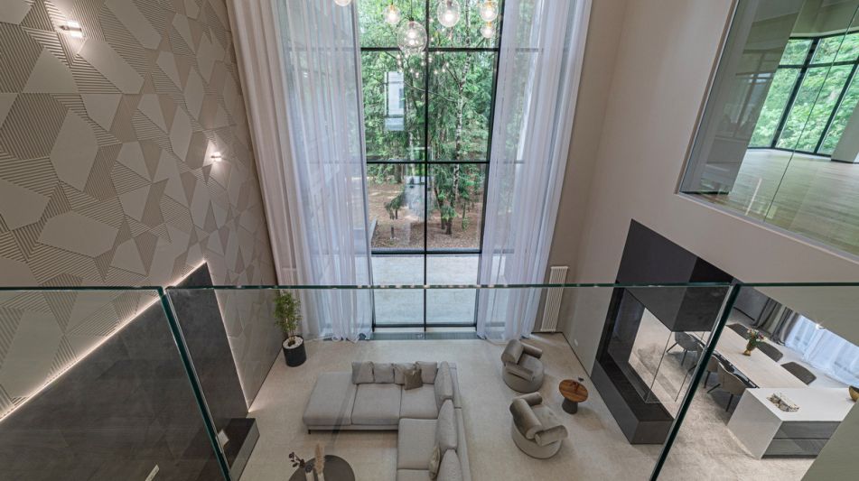 Дом с бассейном в Ренессанс парк