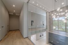 Дом с бассейном в Ренессанс парк