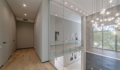 Дом с бассейном в Ренессанс парк