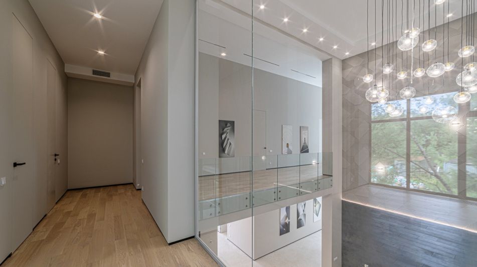 Дом с бассейном в Ренессанс парк