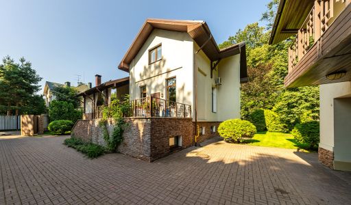 Дом с бассейном в Новогорске