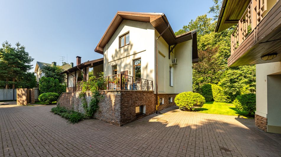 Дом с бассейном в Новогорске