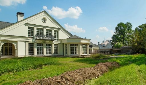 Дом у леса в поселке Риверсайд