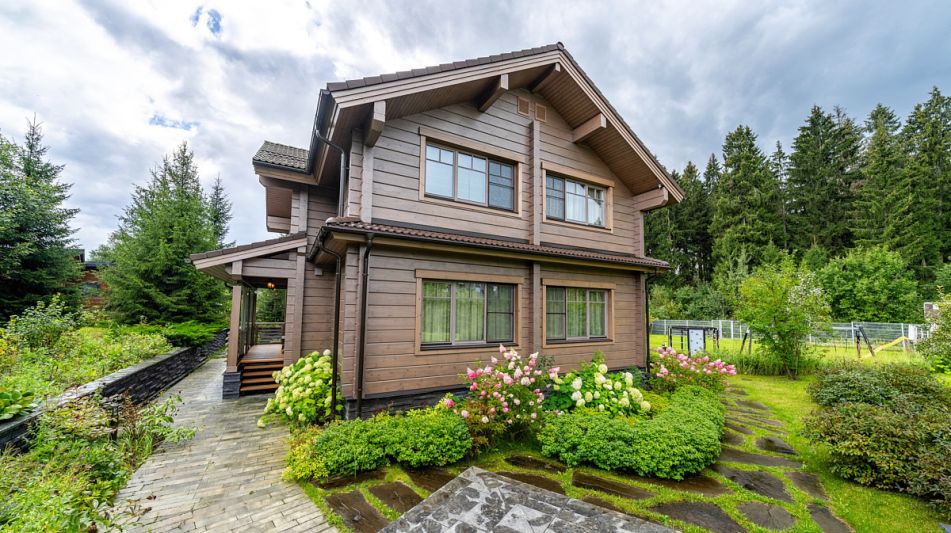 Стильный дом из бруса в Фокс Хилс