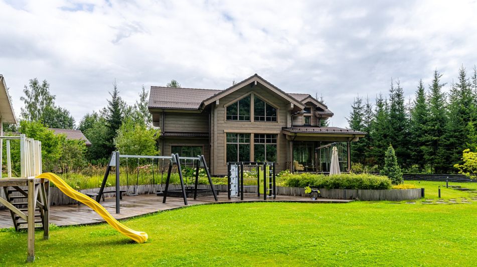 Стильный дом из бруса в Фокс Хилс