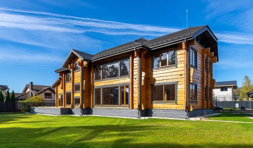 Дом из кедрового лафета в Авроре