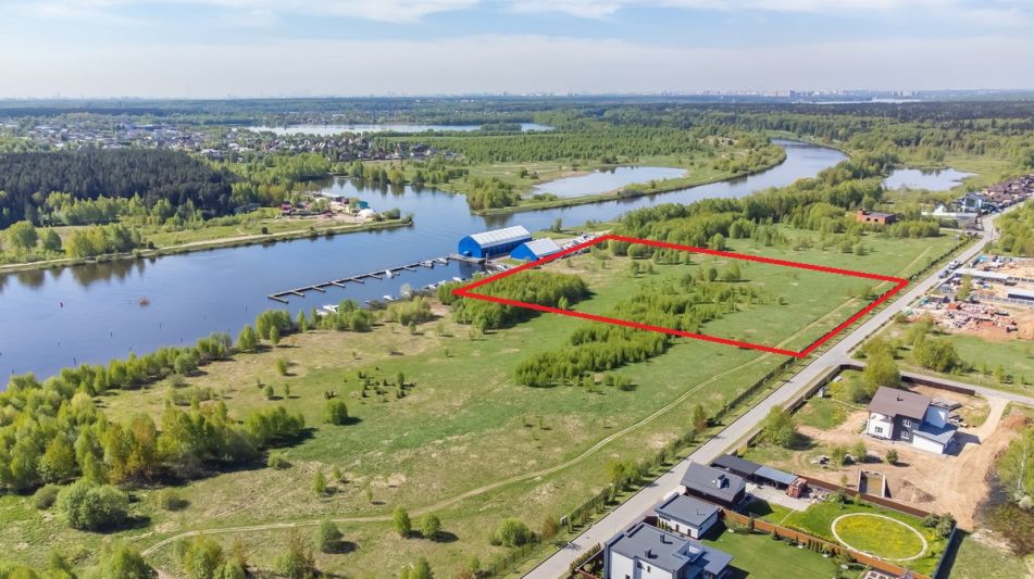 Участок на первой линии в Авроре