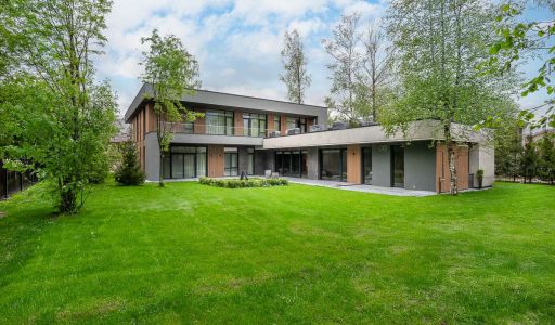 Дом с бассейном в КП Монтевиль