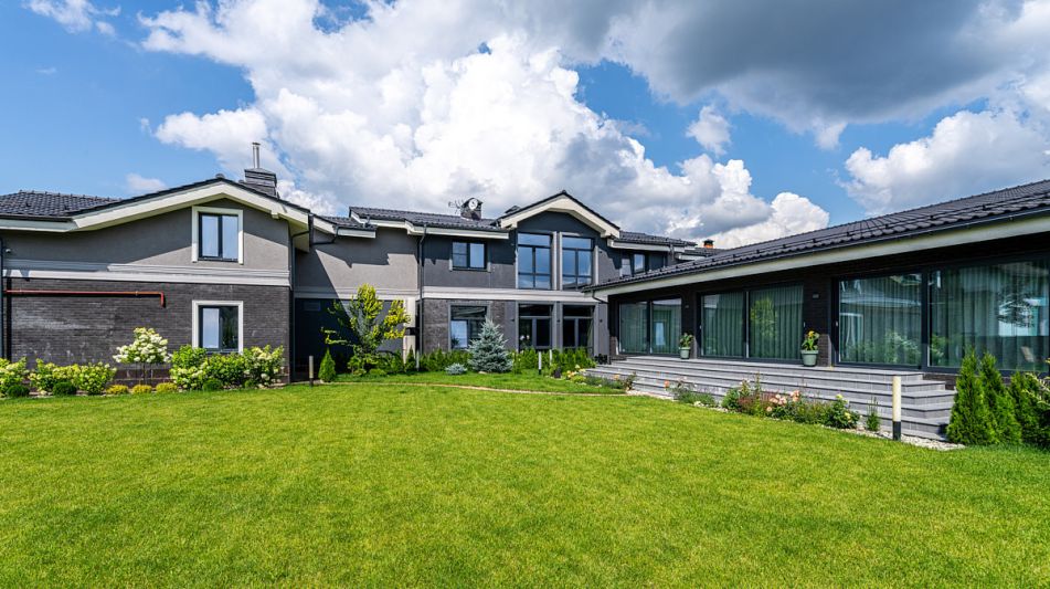 Дом с бассейном в КП Пестово