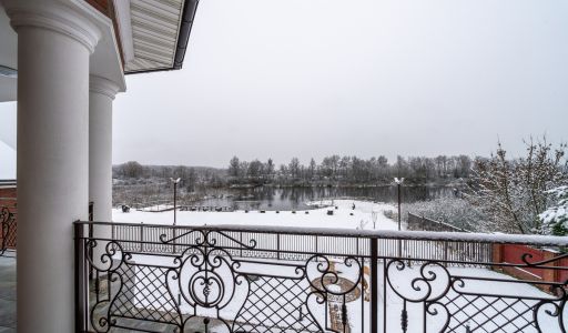 Резиденция на 1 линии в КП Аврора