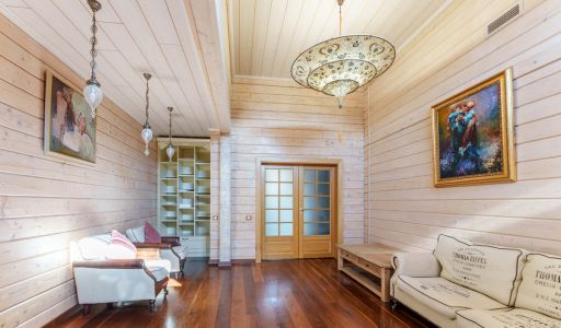 Дом с бассейном в Новогорске