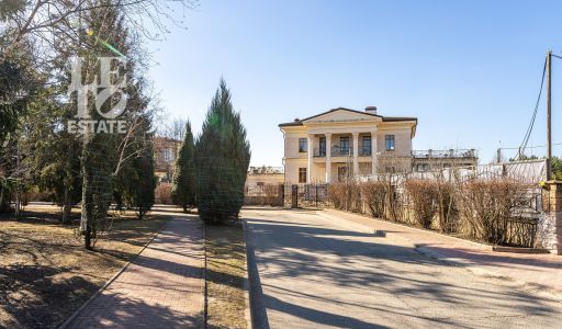 Дом с видом на озеро КП Монолит.