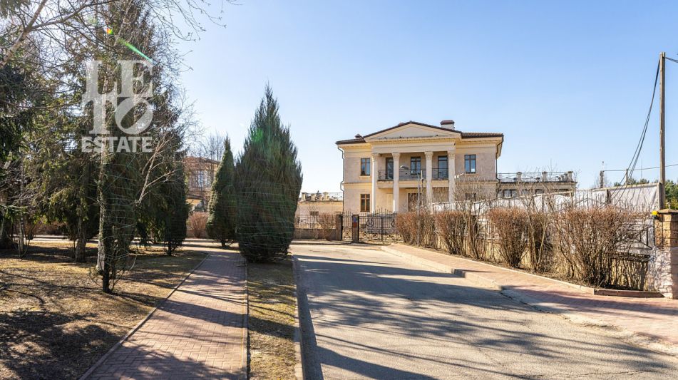 Дом с видом на озеро КП Монолит.