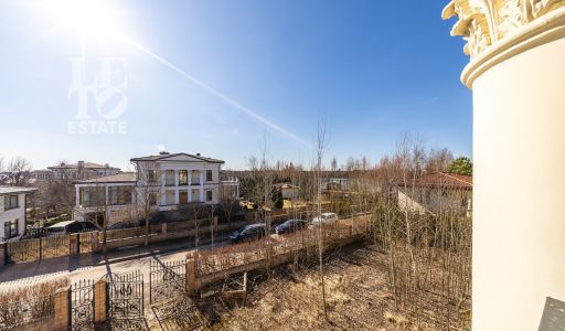 Дом с видом на озеро КП Монолит.